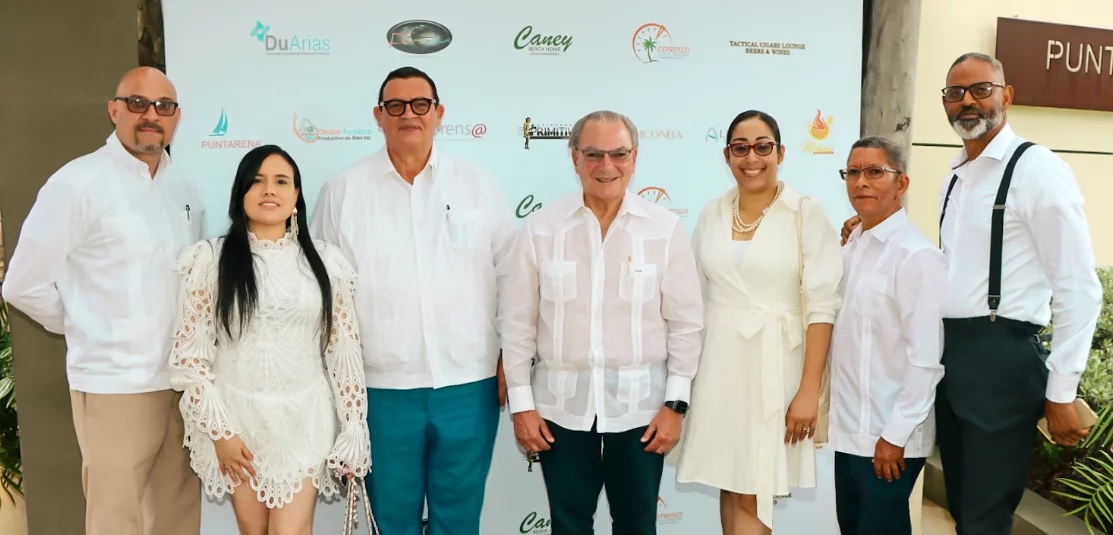 Frank Rainieri, al centro, junto  a directivos del Clúster Turístico y Productivo de Baní.
