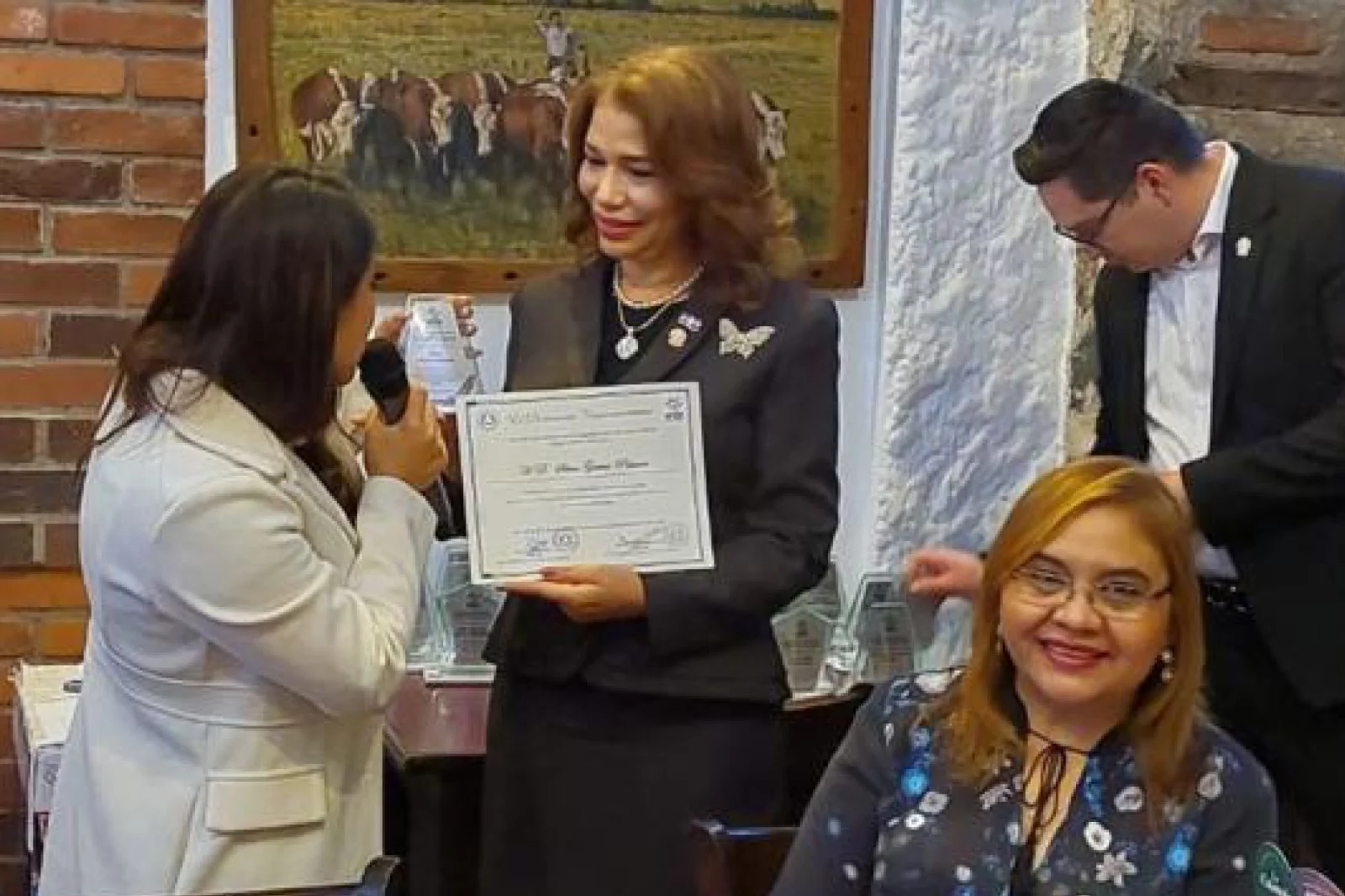 (foto) La presidenta del PARLACEN, Silvia García Polanco, en momento que recibe el recertificado.