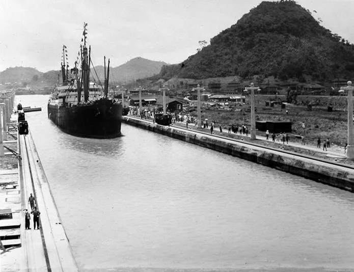 ss-ancon-cruza-canal-panama-8