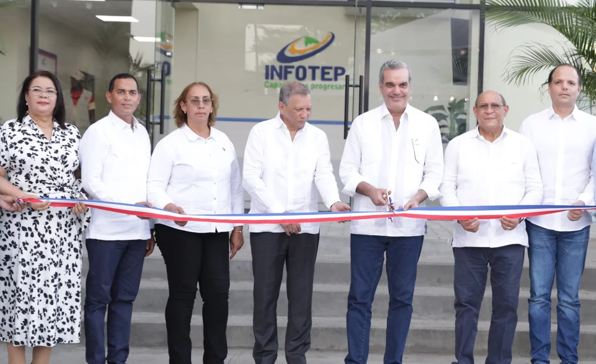 Momento en que  el mandatario realiza el corte de cinta.  fuente externa