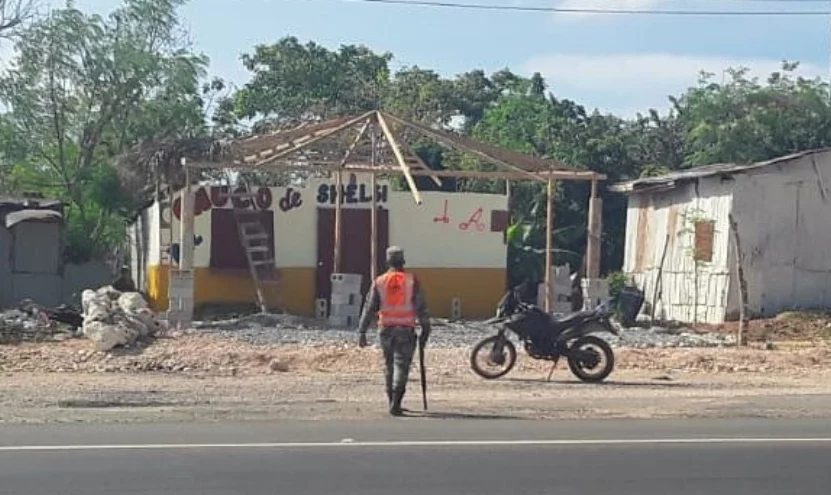 Brigadas trabajan para garantizar que no obstruyan vía.