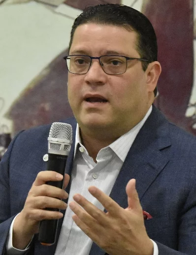 Eduardo Sanz Lovatón fue reconocido en la presentación.