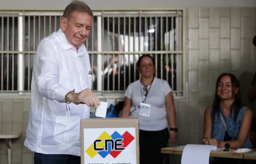 El candidato Edmundo González Urrutia vota en Caracas