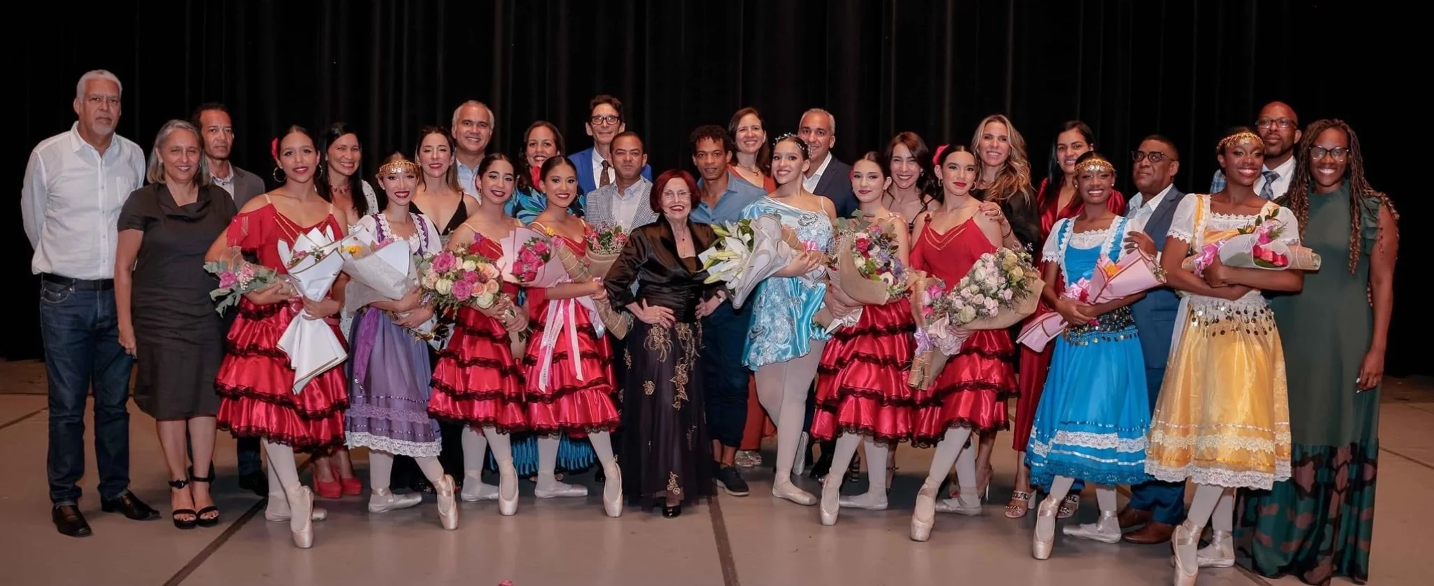 Parte del elenco del Ballet Clásico  Santiago, que presentó el espectáculo Bailando España, en el Gran Teatro del Cibao de Santiago. Fuente  externa