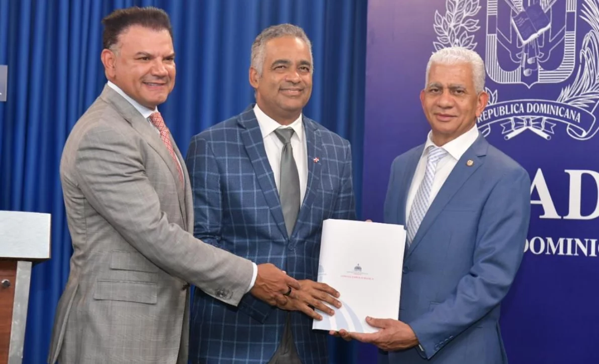 Presidente del Senado, Ricardo de los Santos, al  recibir  el documento.  Fuente externa