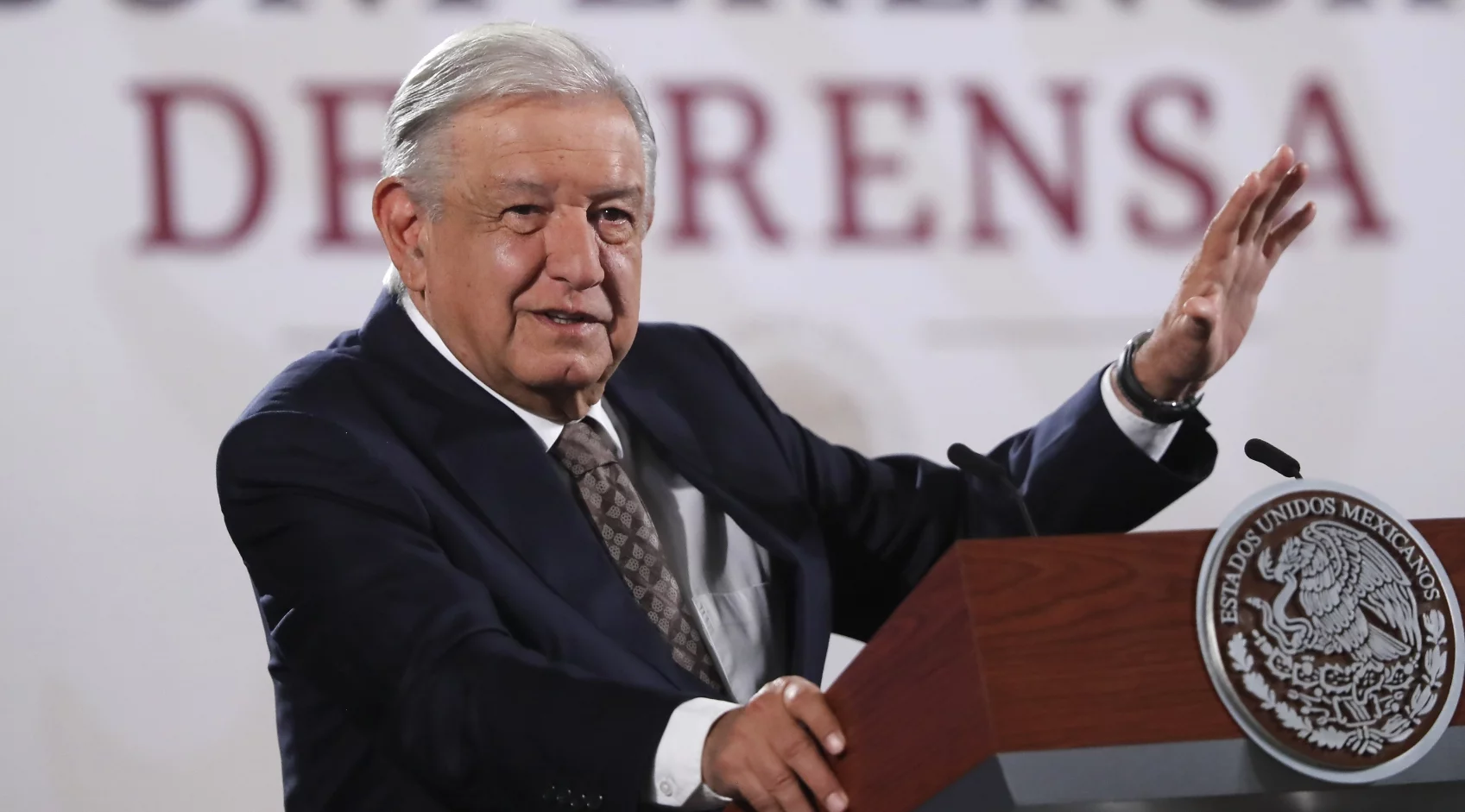 López Obrador advierte a Trump de que cerrar la frontera desataría "una rebelión"