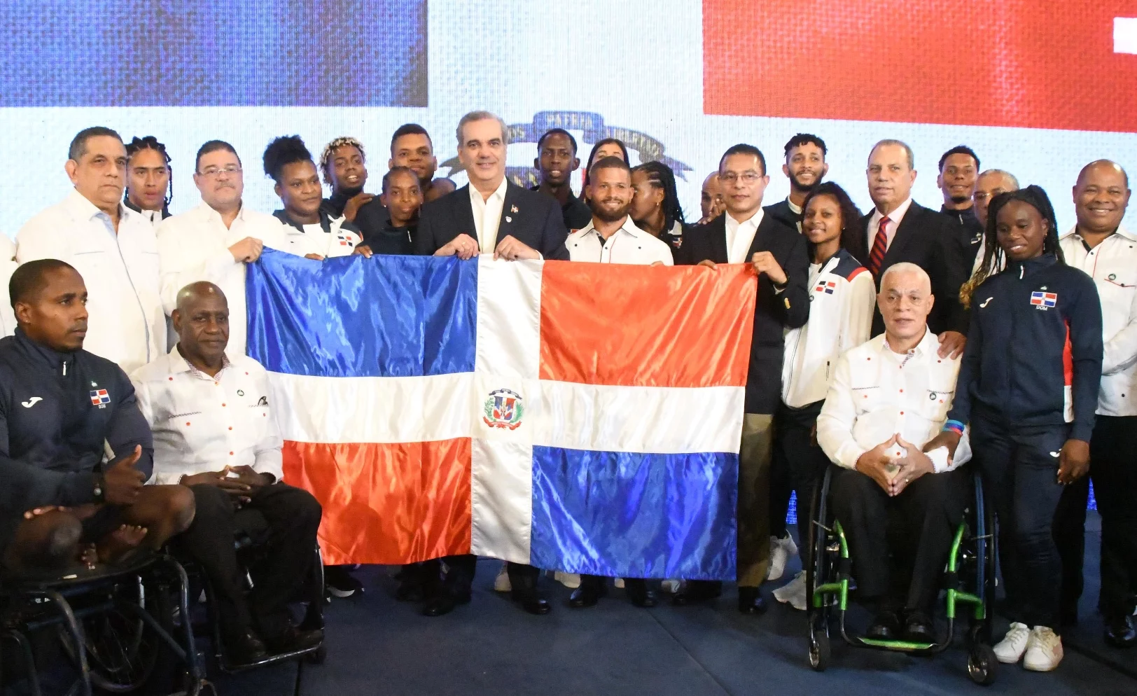 El presidente Luis Abinader junto a  delegación dominicana que competirá en  Juegos Olímpicos de París.  manolito jiménez
