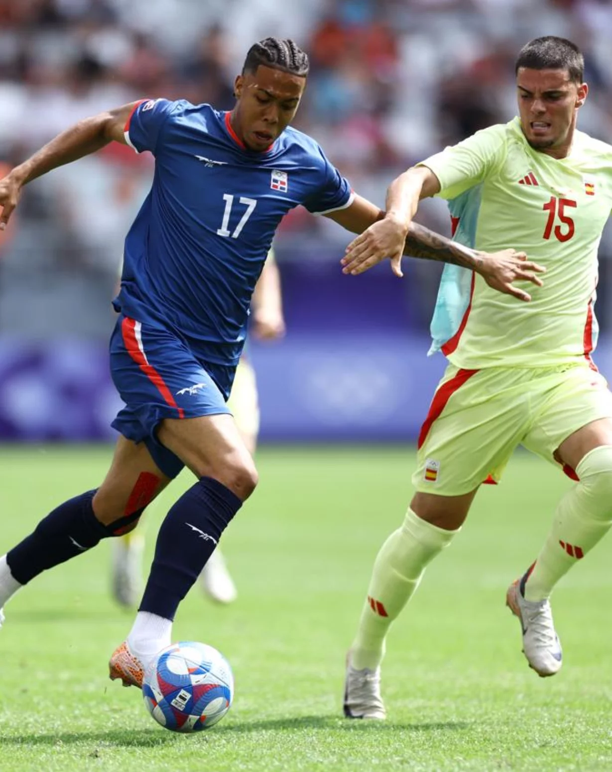 José De León (17) patea el balón durante el partido del pasado sábado ante España.