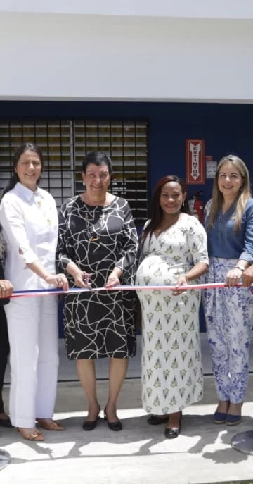 Funcionarios durante el corte inaugural de cinta.