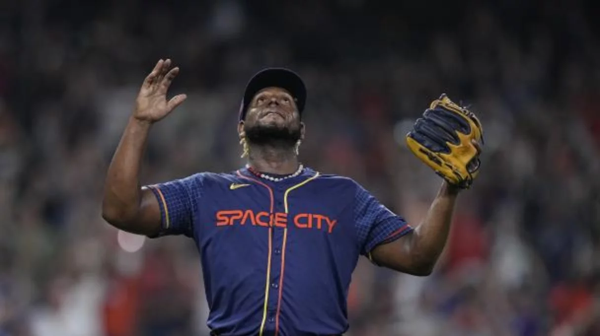 El lanzador   Ronel Blanco, de Houston. fue dejado fuera del róster de la Liga Americana. Ap