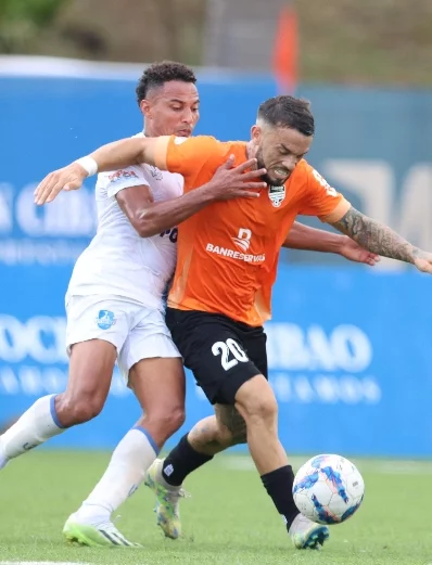 Acción del partido entre Cibao y Atlántico FC.