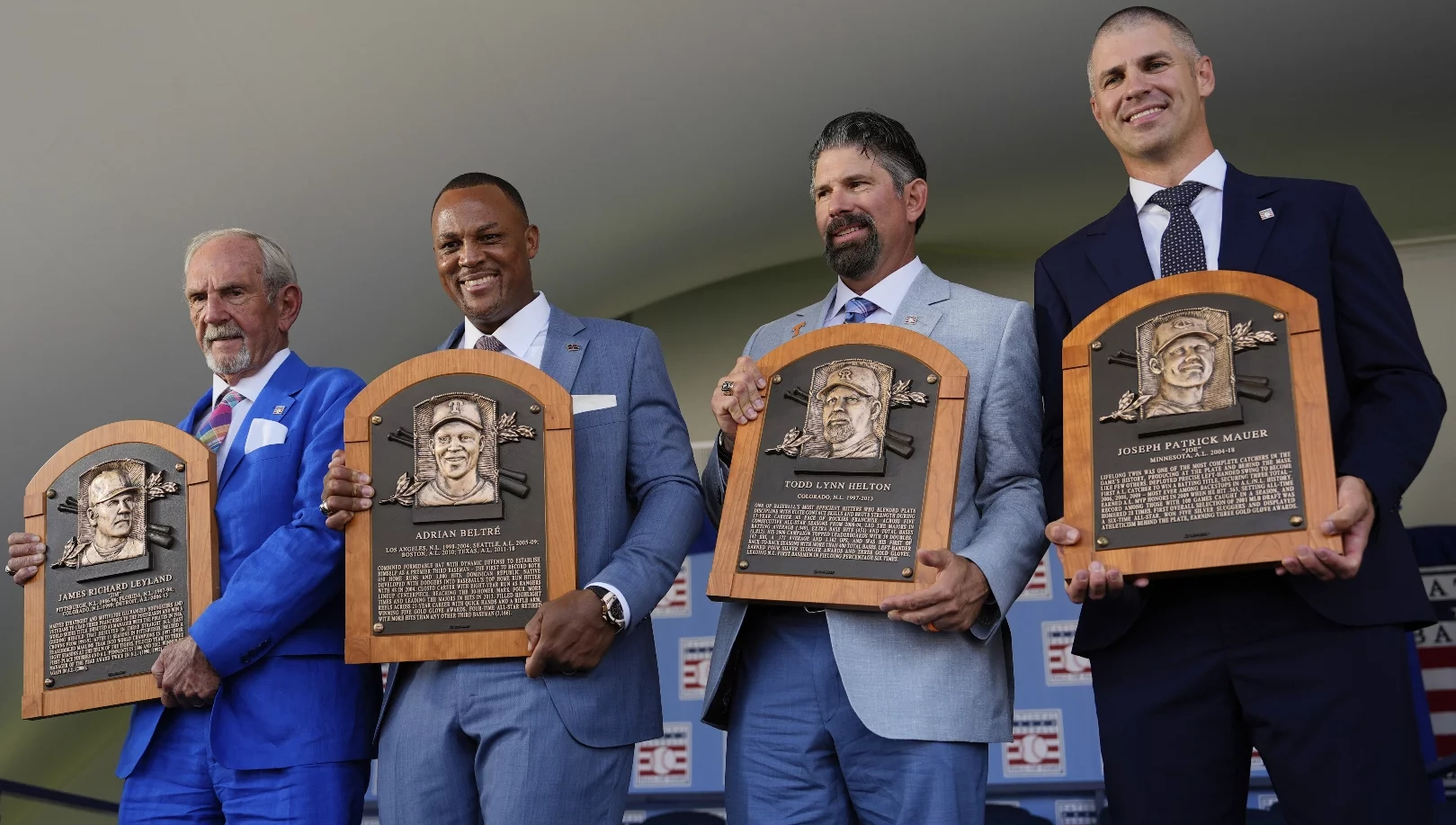 Los miembros del Salón de la Fama del Béisbol, desde la izquierda, Jim Leyland, Adrián Beltré, Todd Helton y Joe Mauer. ap