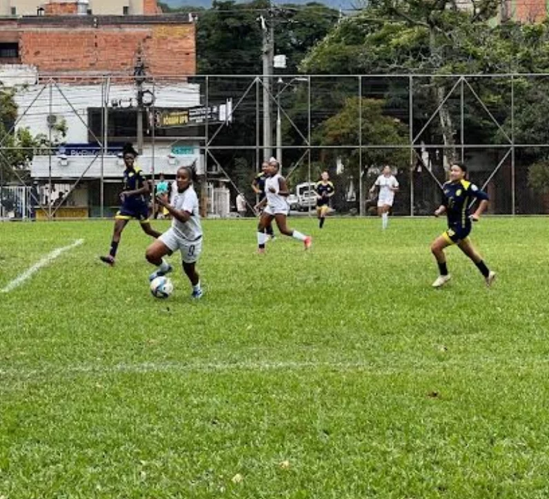 Jugadoras de la selección femenina en su rutina de trabajo.