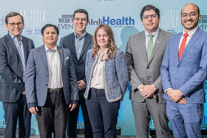 Los doctores Ángel Medina, Wendy Gómez García y Jorge López  junto a otros especialistas invitados.
