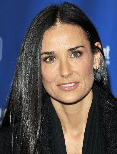 Demi Moore arrasa con foto en traje de baño a sus 61 años.