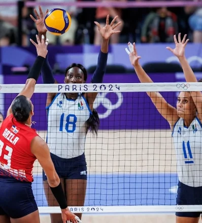 Gaila González realiza un remate ante Italia.