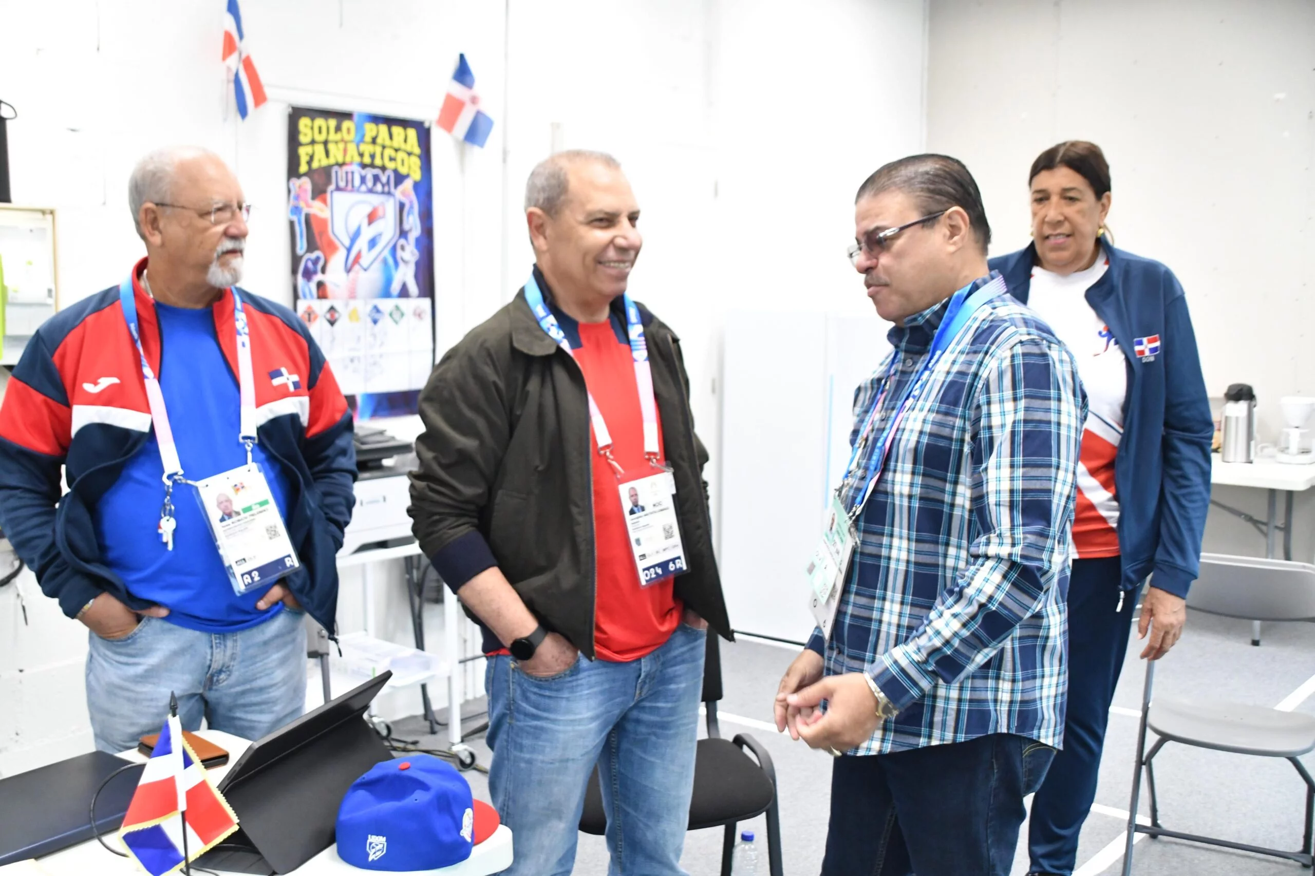 Francisco Camacho conversa con Garibaldy Bautista.