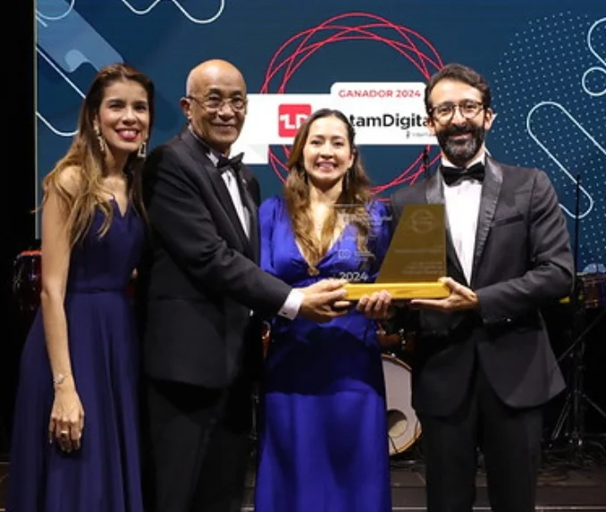 Ejecutivos de AES Dominicana reciben el premio.