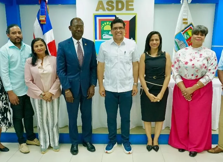 El alcalde Dío Astacio, al centro, junto a colaboradores del cabildo.