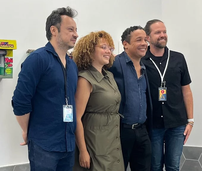 El artista Juan Butten junto a colegas en la exposición.