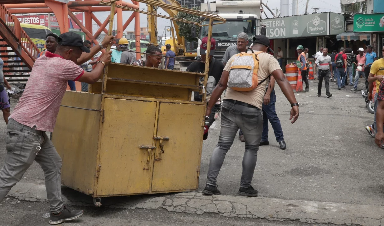 Buhoneros fueron notificados desde hace un mes, según autoridades.