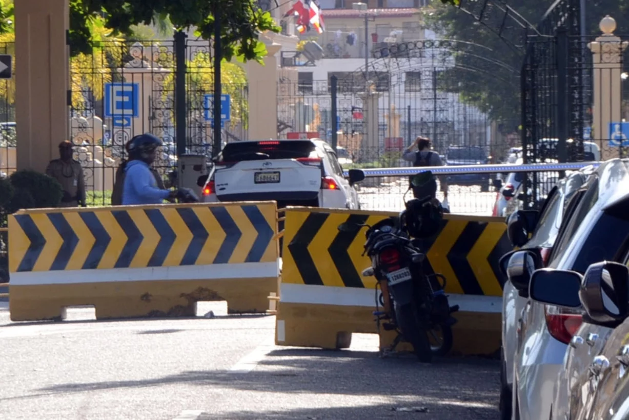 La seguridad fue reforzada tras vehículo embestir puertas del Palacio Nacional.  jorge gonzalez