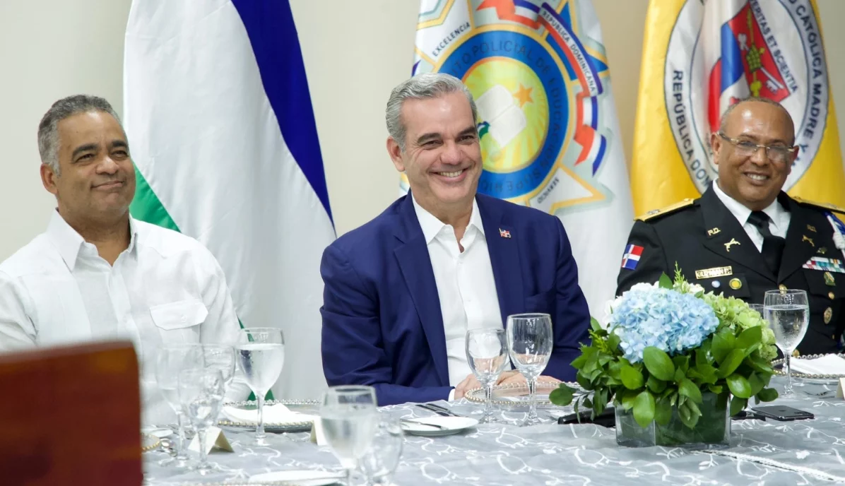 Joel Santos, el presidente  Abinader y el mayor general Ramón Antonio Guzmán Peralta.