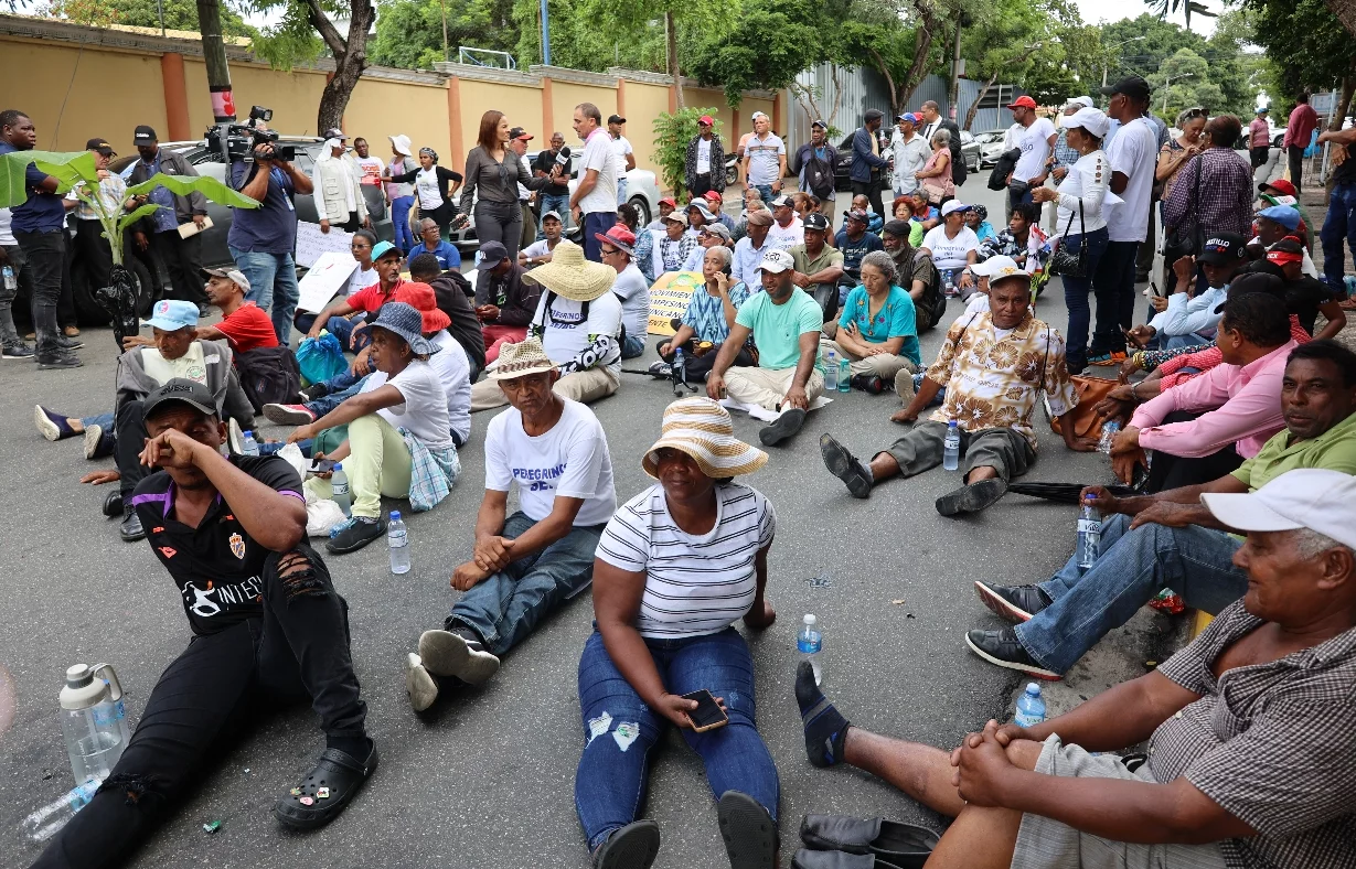 Abrumados por el cansancio,  peregrinos   se sentaron por horas  en  pavimento.  Arlenis castillo
