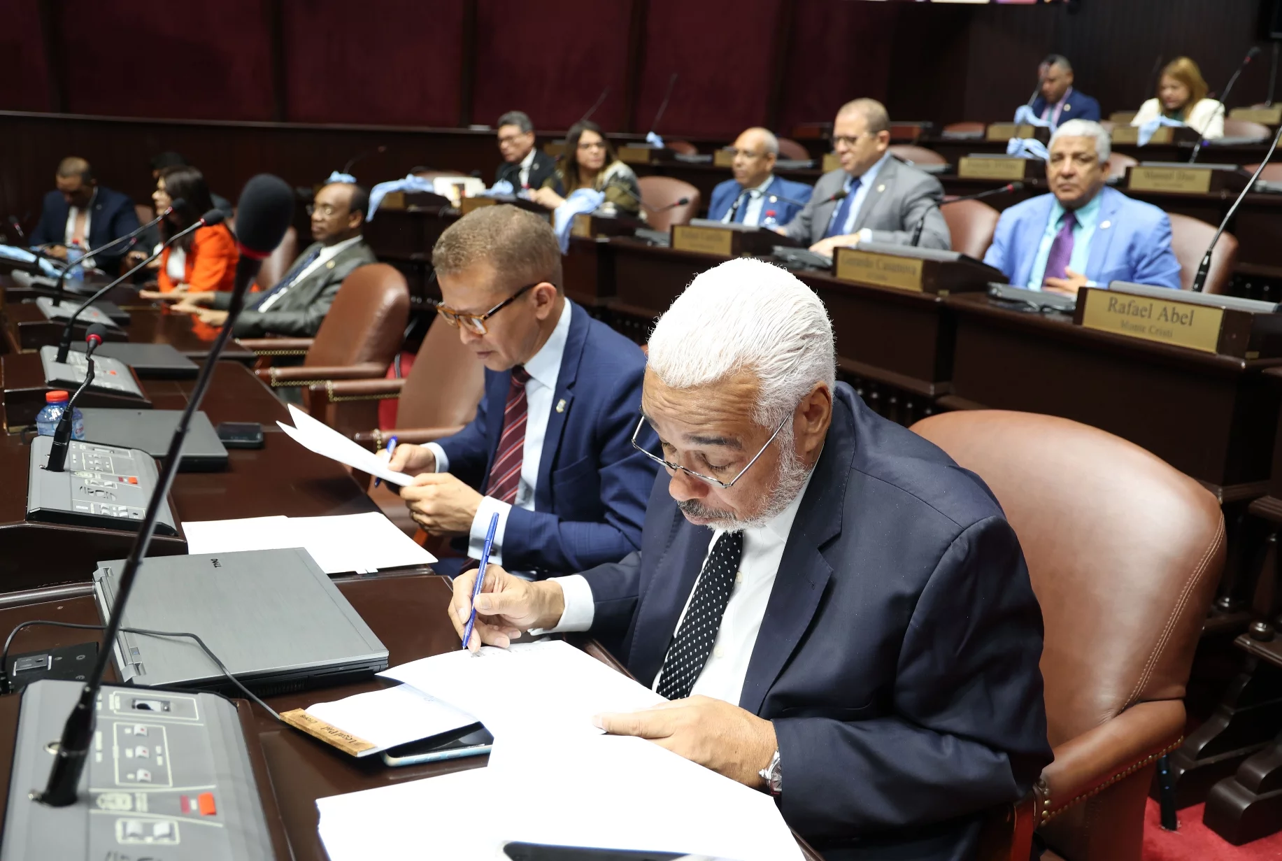 Vista de los legisladores en la sesión  ordinaria. José de León.