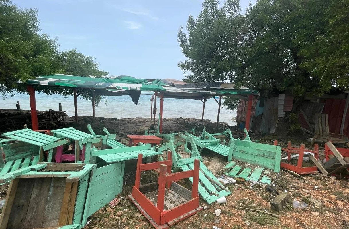 Sillas y mesas de negocios en Boca Chica que resultaron afectados por huracán.  Yamer Javier