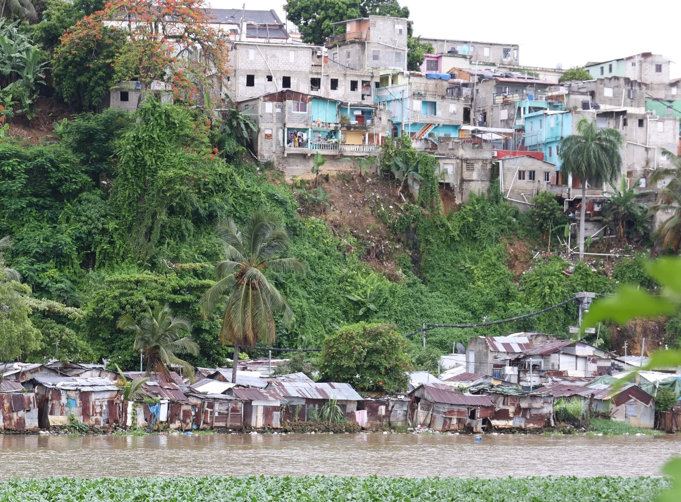 El peligro aún no pasa para los habitantes de estas vivienda, ya que la crecida del río puede subir en cualquier momento.