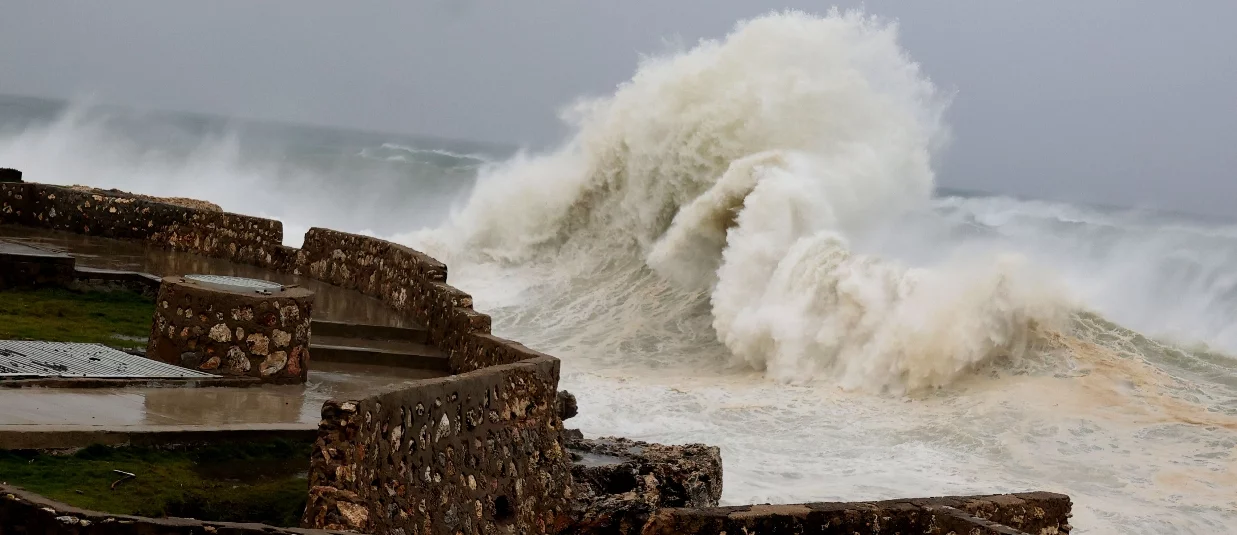 Oleajes anormales se registraron en toda la costa y, en algunos casos, cubrieron  las avenidas.   Alberto Calvo.