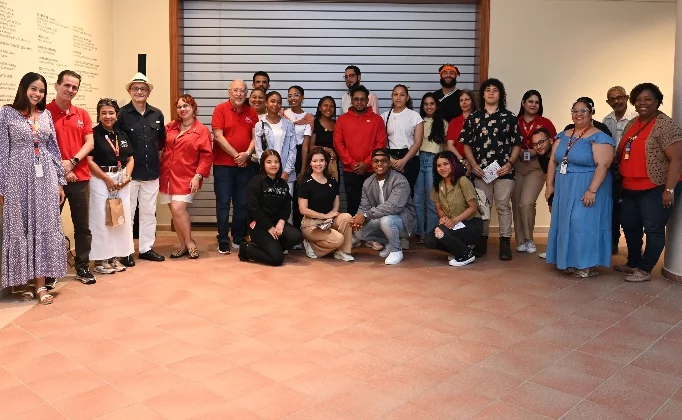Equipo Centro León con asistentes en cierre simbólico de exposición temporal.