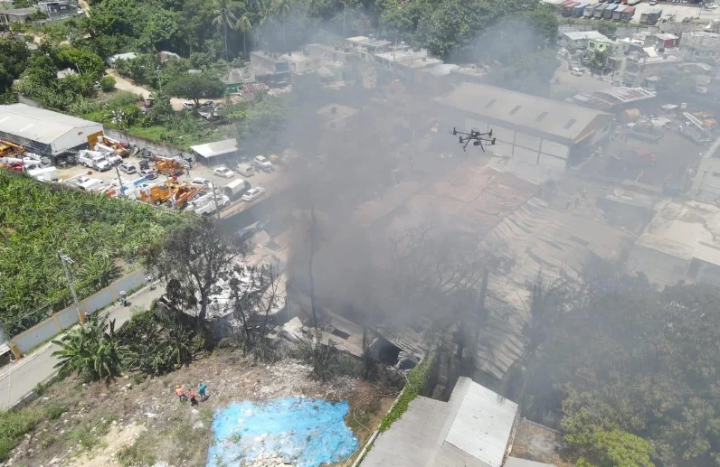 Panorámica del incendio en la empresa de fibras.