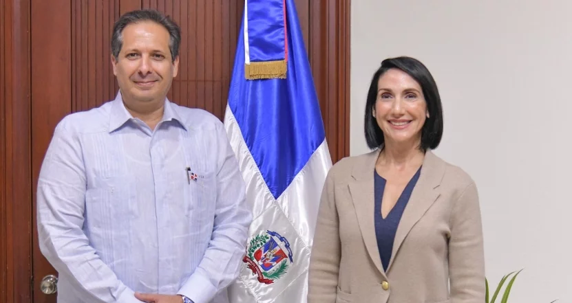 El ministro Víctor Atallah  y la primera dama Raquel Arbaje.