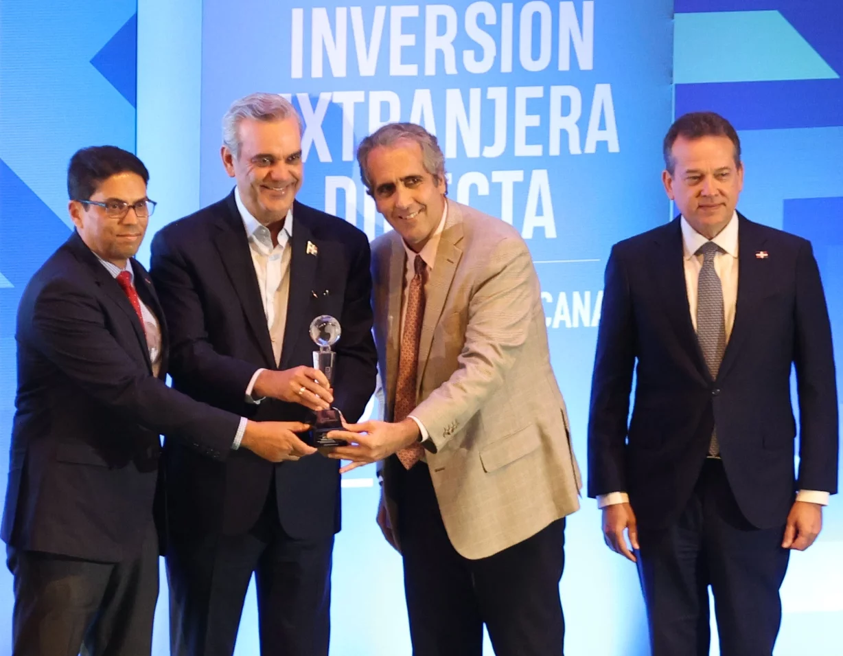 Abinader durante  entrega de reconocimientos en  auditorio del Banco Central.  Alberto calvo
