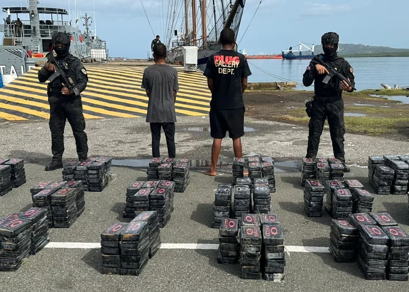 Las autoridades informaron que apresaron a dos hombres.