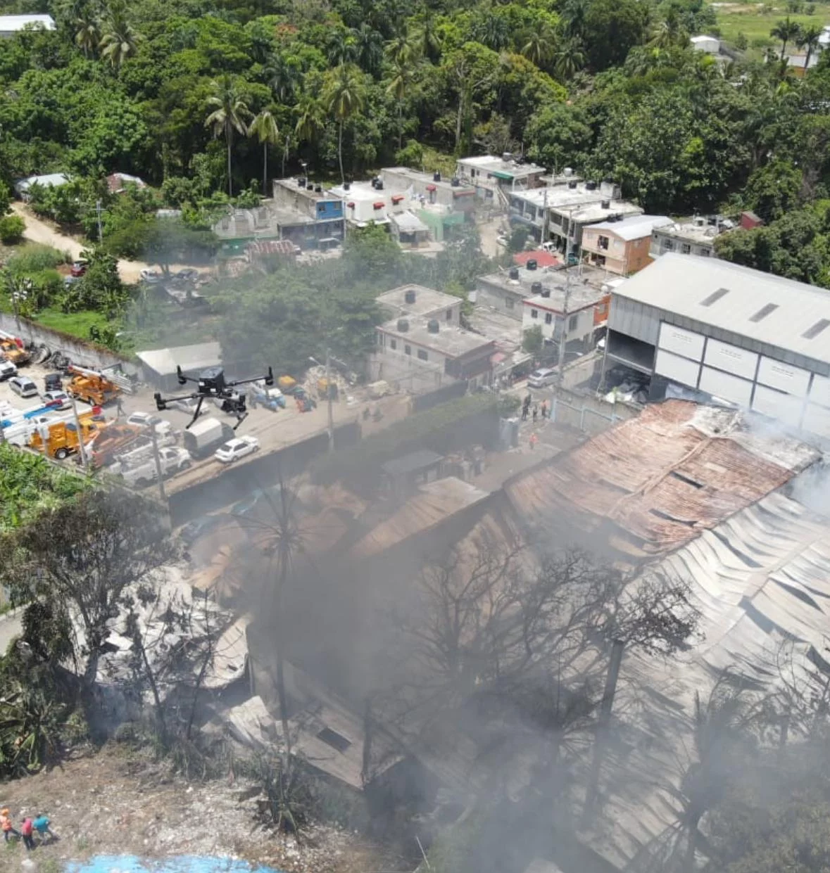 911 coordina asistencia de bomberos para sofocar incendio que afecta fáb… (2)