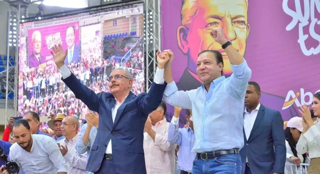 Abel-Martinez-y-Danilo-Medina-en-acto-de-juramentacion-en-Puerto-Plata-11-12-2022