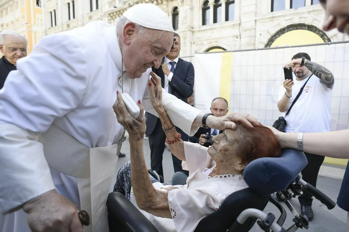 El papa Francisco bendice a una mujer de 111 años durante su visita a la ciudad italiana de Trieste