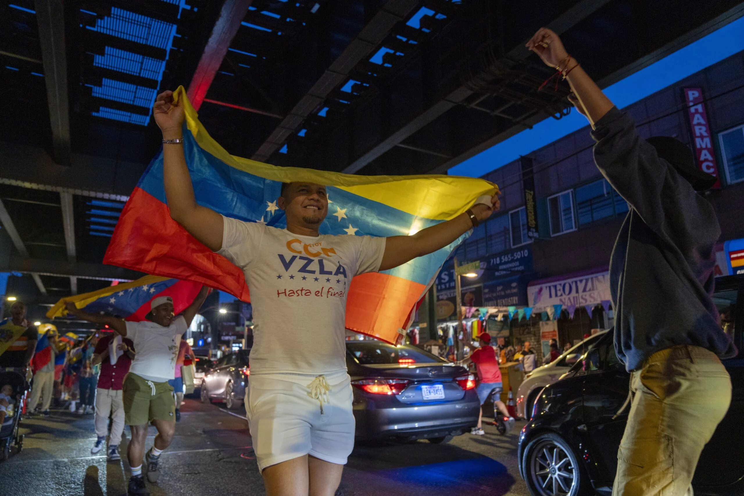 Venezolanos en Nueva York se reúnen a la espera de los resultados de las elecciones presidenciales