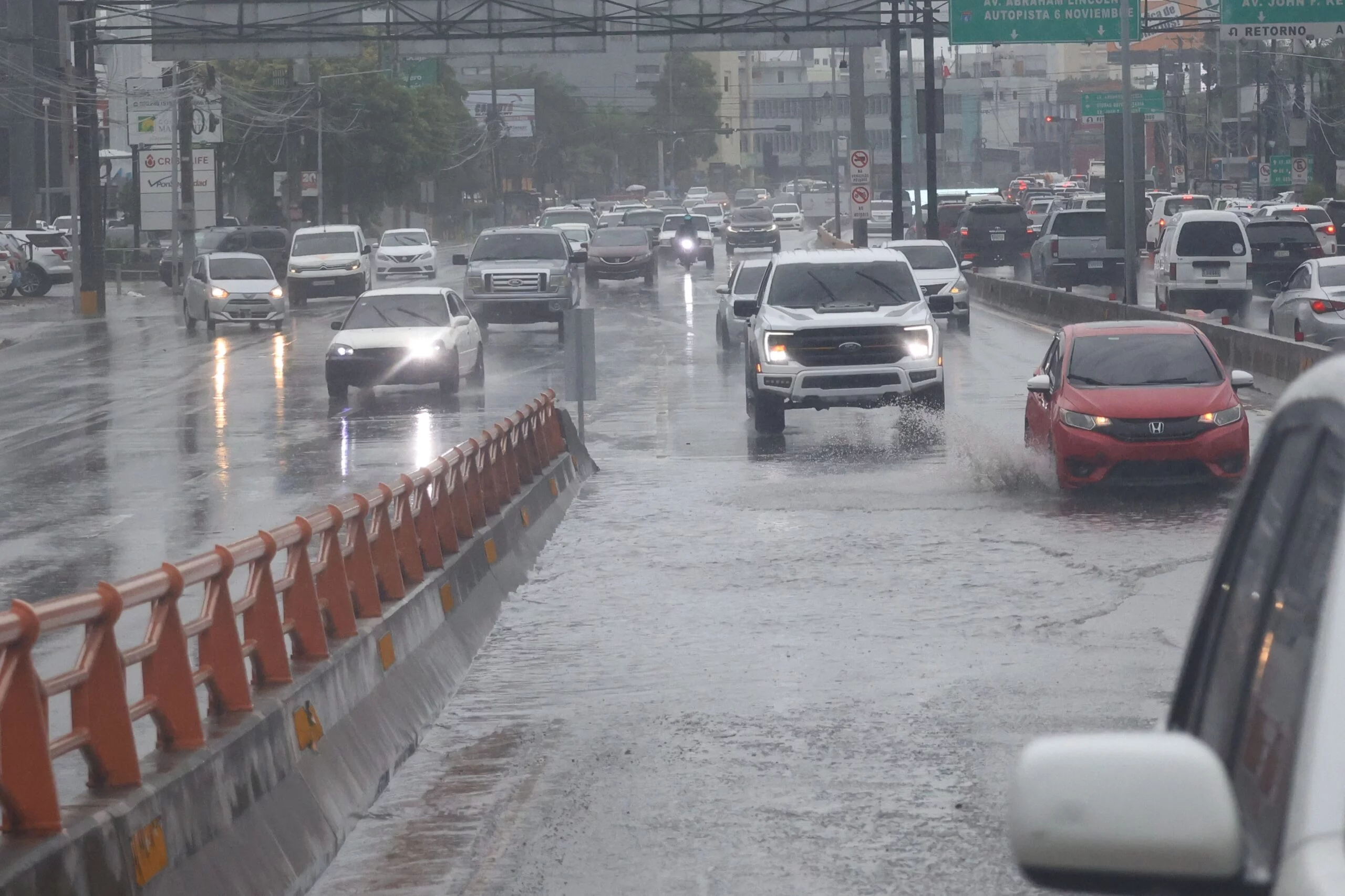 Recorrido por diferentes instituciones publicas y avenidas antes de sentir los efectos de las lluvias provocado por el Huracan Beryl, foto: Elieser Tapia