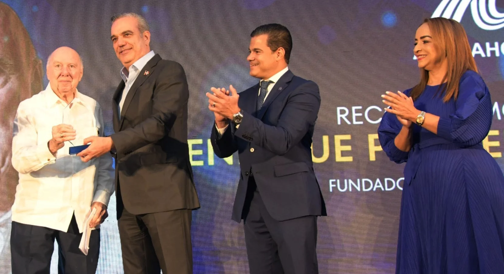 Enrique Porcella fue reconocido por su tiempo en el negocio del turismo. Entrega el presidente  Luis Abinader.