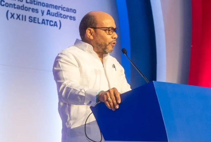 Luis Valdez mientras habla en el  Congreso CIFA-SELATCA.