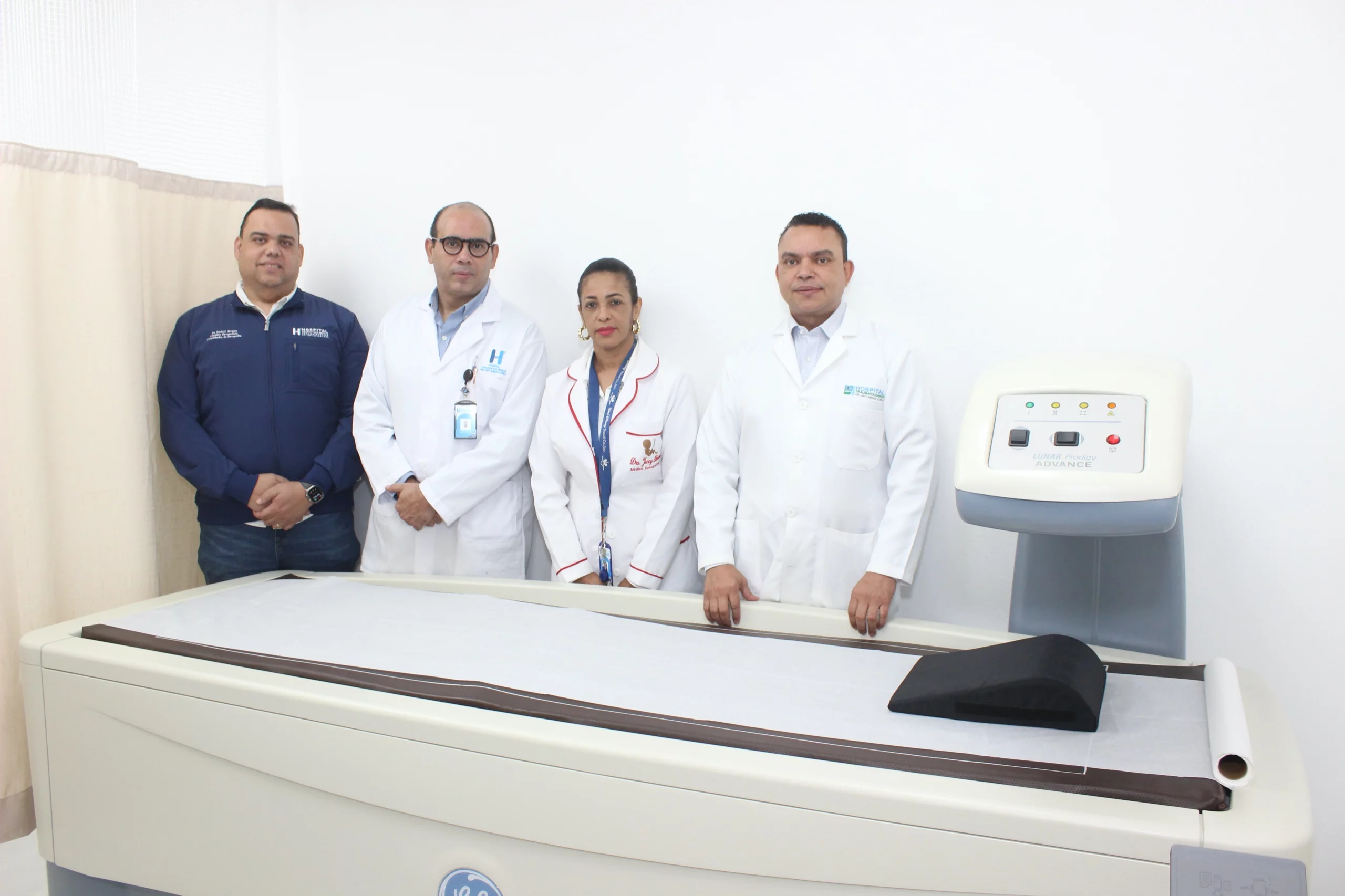 Médicos del Ney Arias Lora muestra el equipo.