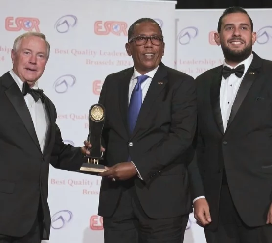 Edgar  Augusto Féliz Méndez  recibe el premio.