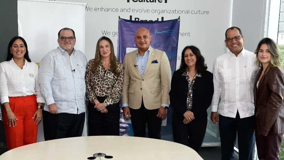 Paula Martínez, Eduardo Valcárcel, Consuelo Linares, César Asiático, Alina Matos y Fernando Martínez y Paulina Prazmowski.