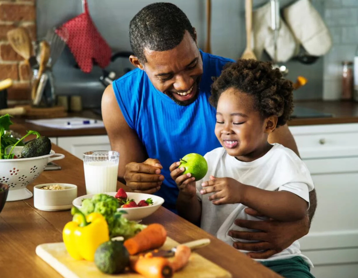 Es importante comer más frutas y verduras, así como limitar  dulces y bebidas azucaradas.