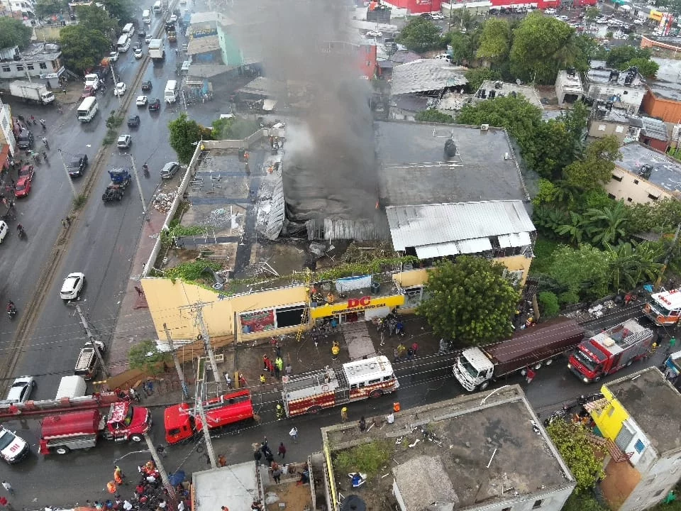 Sistema 911 coordina asistencia en incendio de tienda en Bajos de Haina (1)