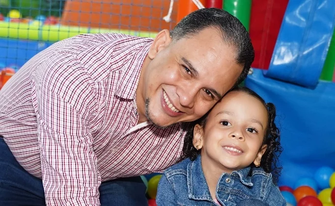 Un cliente disfruta junto a su hija.